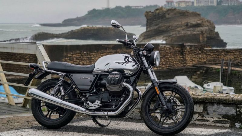 GUZZI VUELVE A NEGRO EN WHEELS AND WAVES 2018