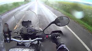 Como conducir tu moto bajo la lluvia