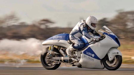 Humo blanco: Moto a vapor quiere llegar a los 200 km/h