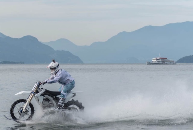 Nuevo récord: cruzar el Lago di Como en moto de cross 