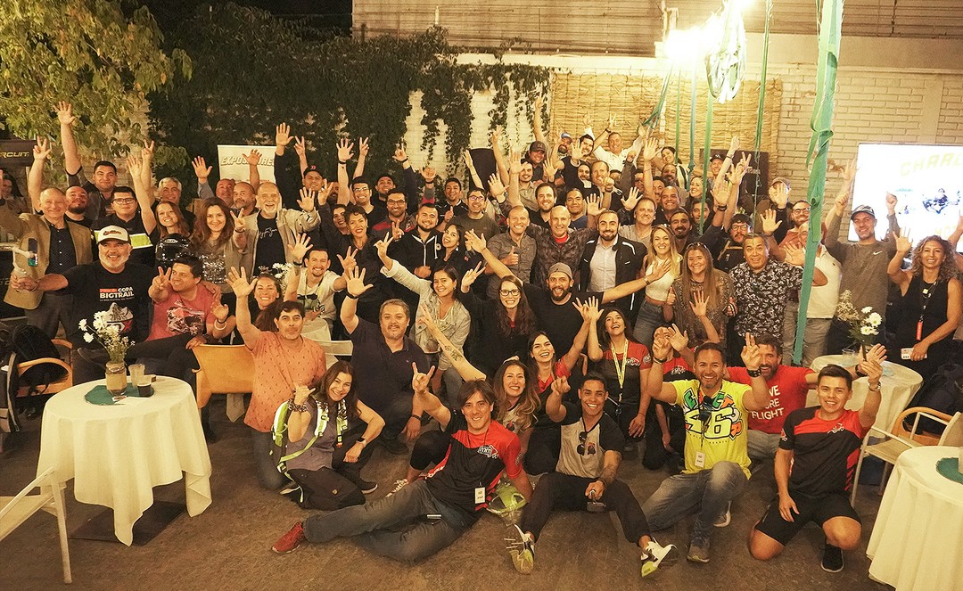 Crónicas a Dos Ruedas background